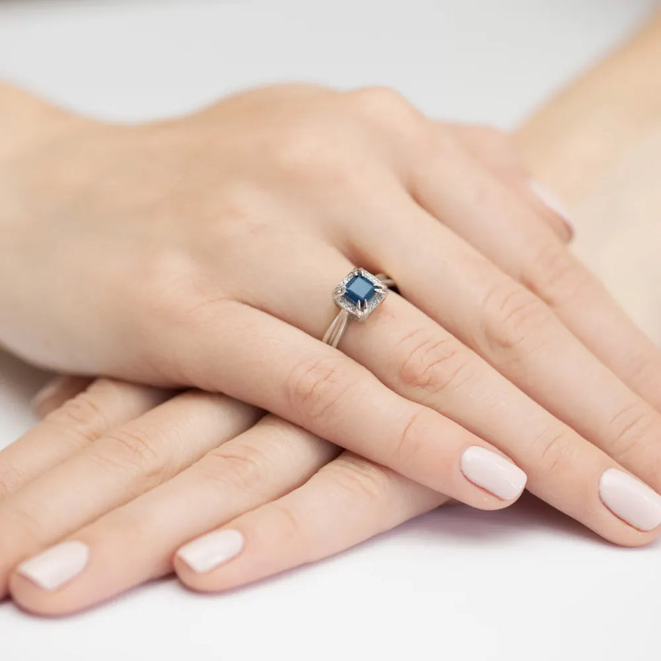 zlatý prsteň so zafírom 0,70 ct a diamantmi 0,06 ct w0358-sab-01