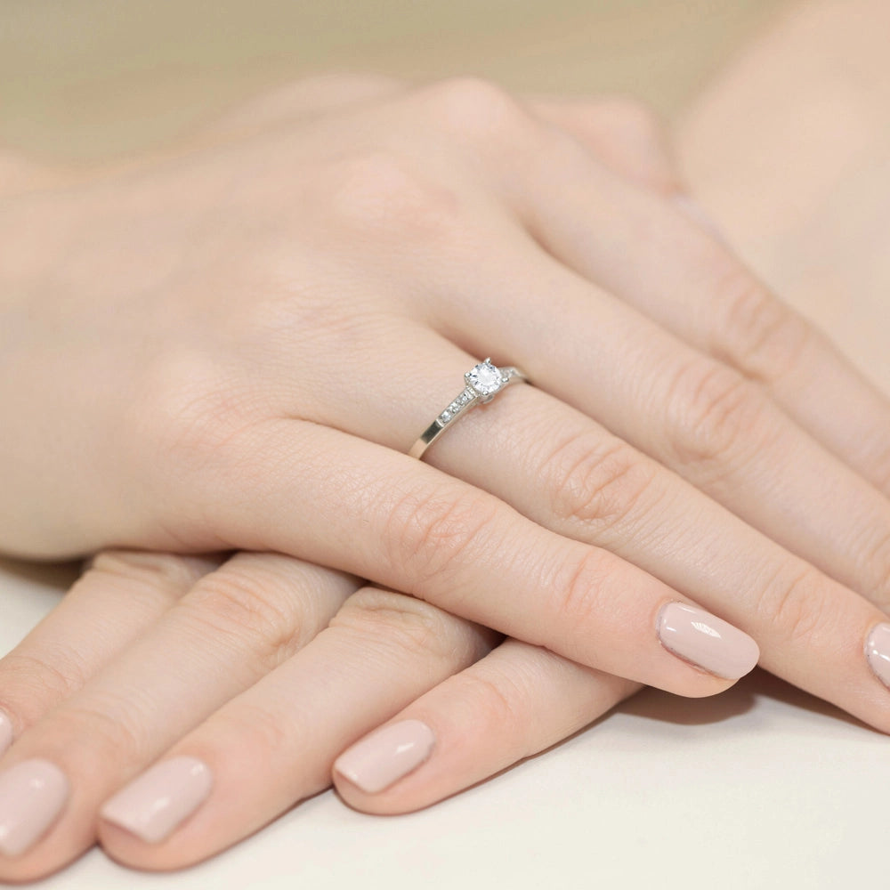 Prsteň z bieleho zlata s lab-grown diamantmi 0,15 ct a 0,06 ct