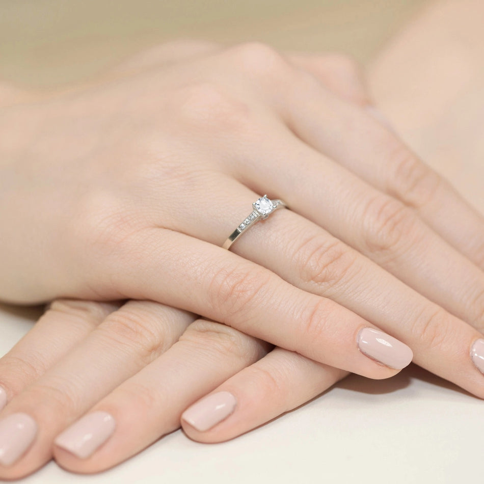 Prsteň z bieleho zlata s lab-grown diamantmi 0,15 ct a 0,06 ct