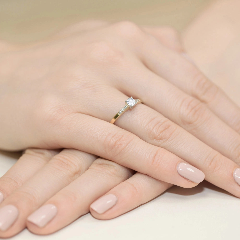 Prsteň zo žltého zlata s lab-grown diamantmi 0,15 ct a 0,06 ct