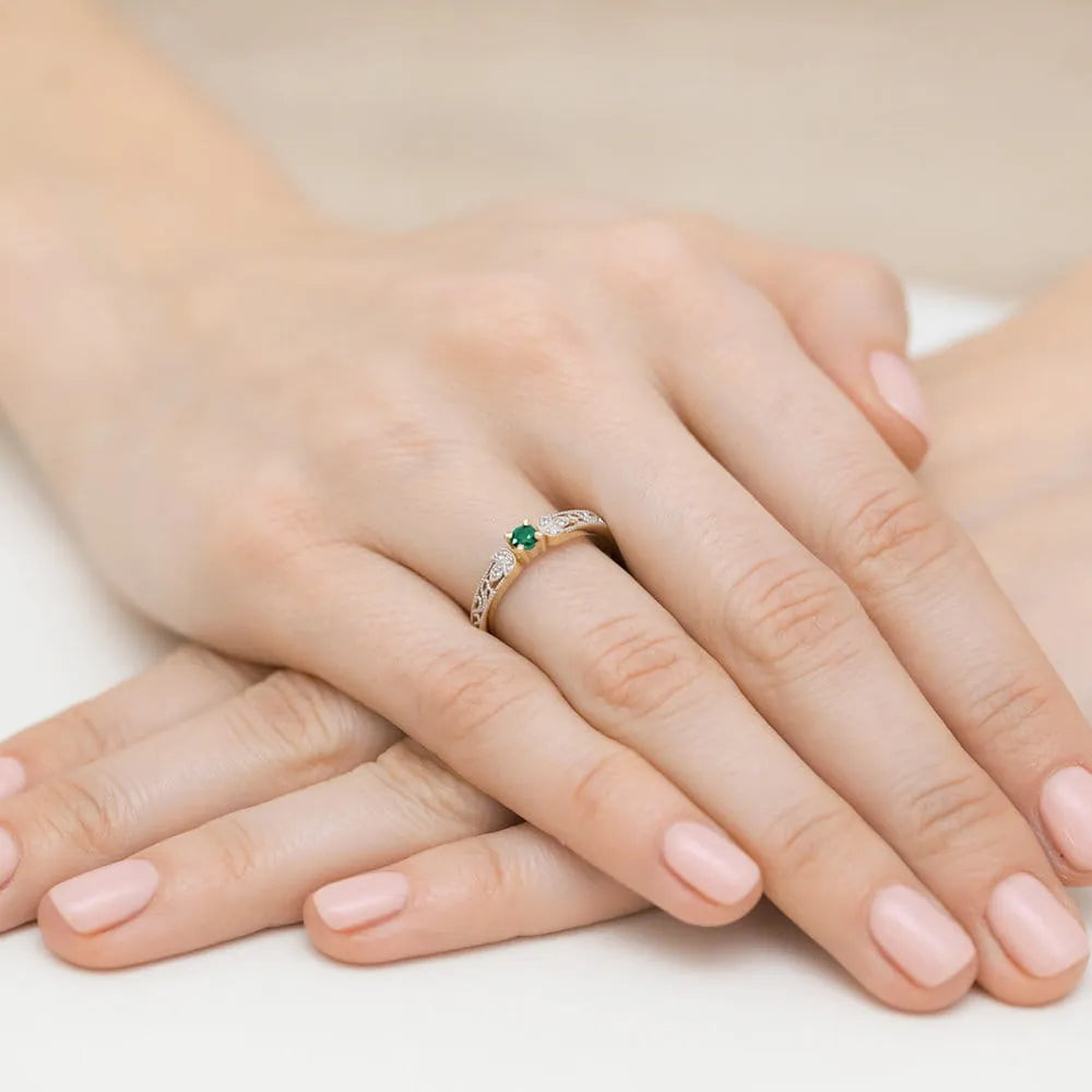 zlatý prsteň s 0,15 ct smaragdom a 0,03 ct diamantmi w0411-emg-01