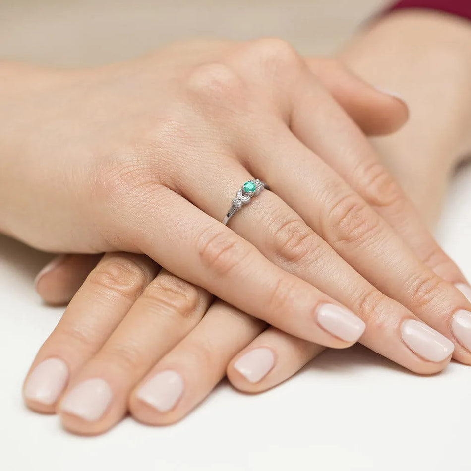 zlatý prsteň s 0,15 ct smaragdom a 0,02 ct diamantmi w0414-emg-01