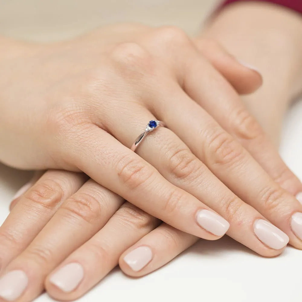 zlatý prsteň s 0,15 ct zafírom a 0,03 ct diamantmi w0428-sab-01