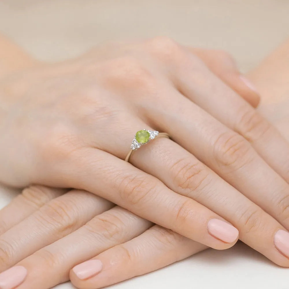 zlatý prsteň s 0,60 ct olivínom a 0,18 ct diamantmi w0451-peg-01
