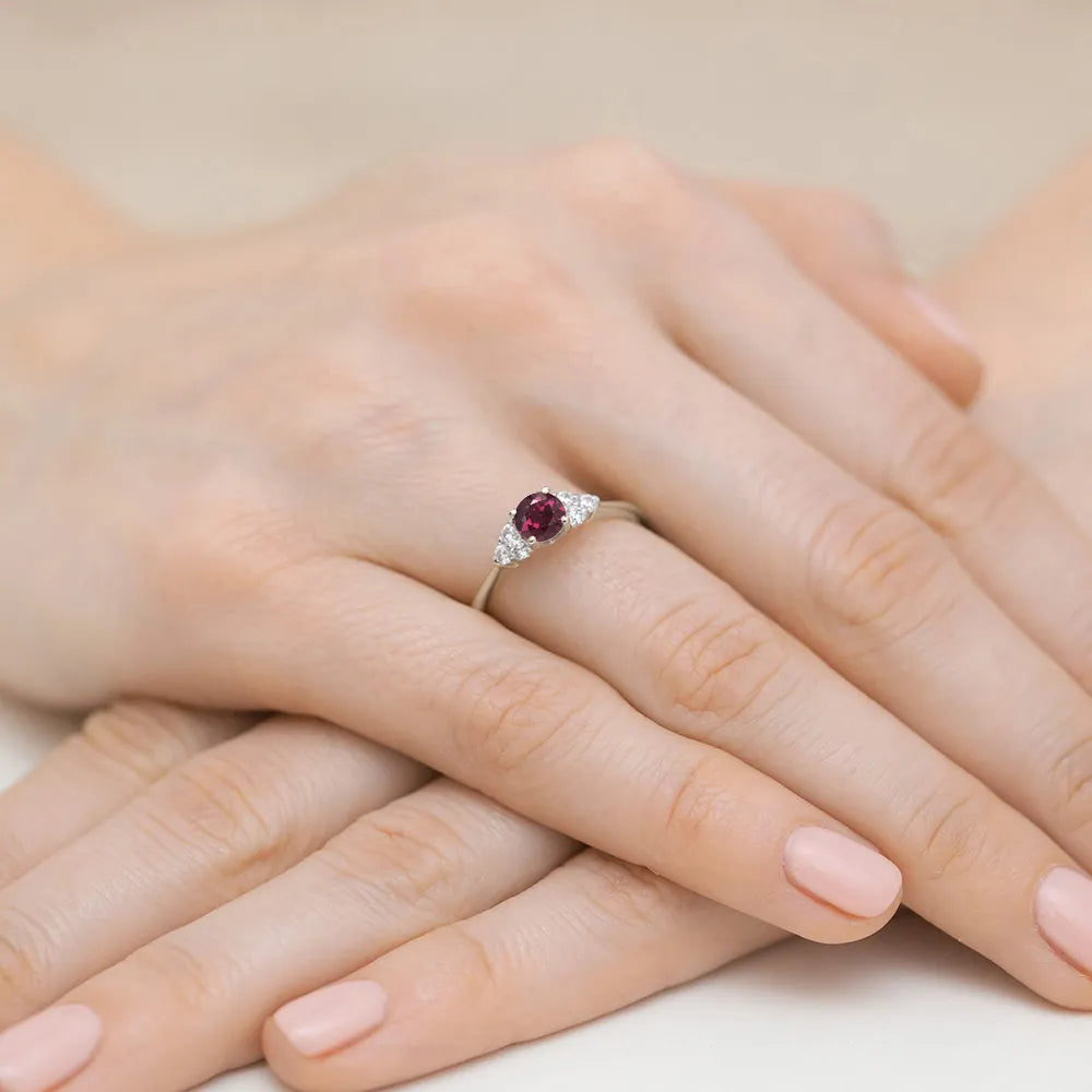 zlatý-prsteň-s-0-60ct-rhodolitom-a-0-18ct-diamantmi-w0451-rhr-01