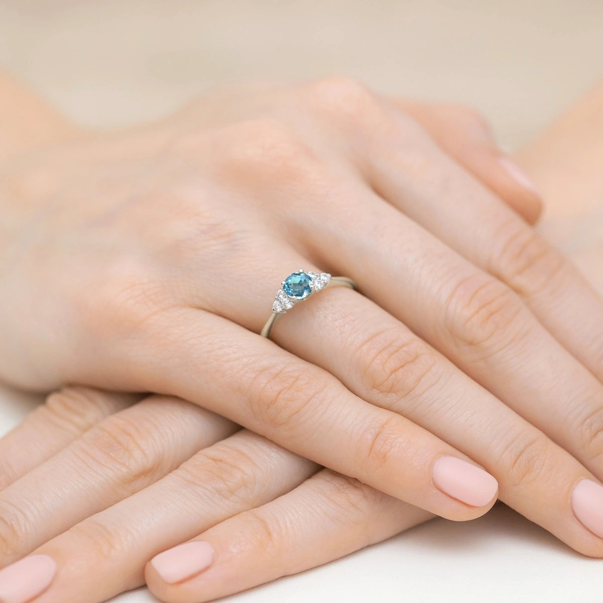 Postranný prsteň s diamantom z bieleho 14k zlata s topásom Swiss Blue 0,50 ct a diamantmi 0,18 ct