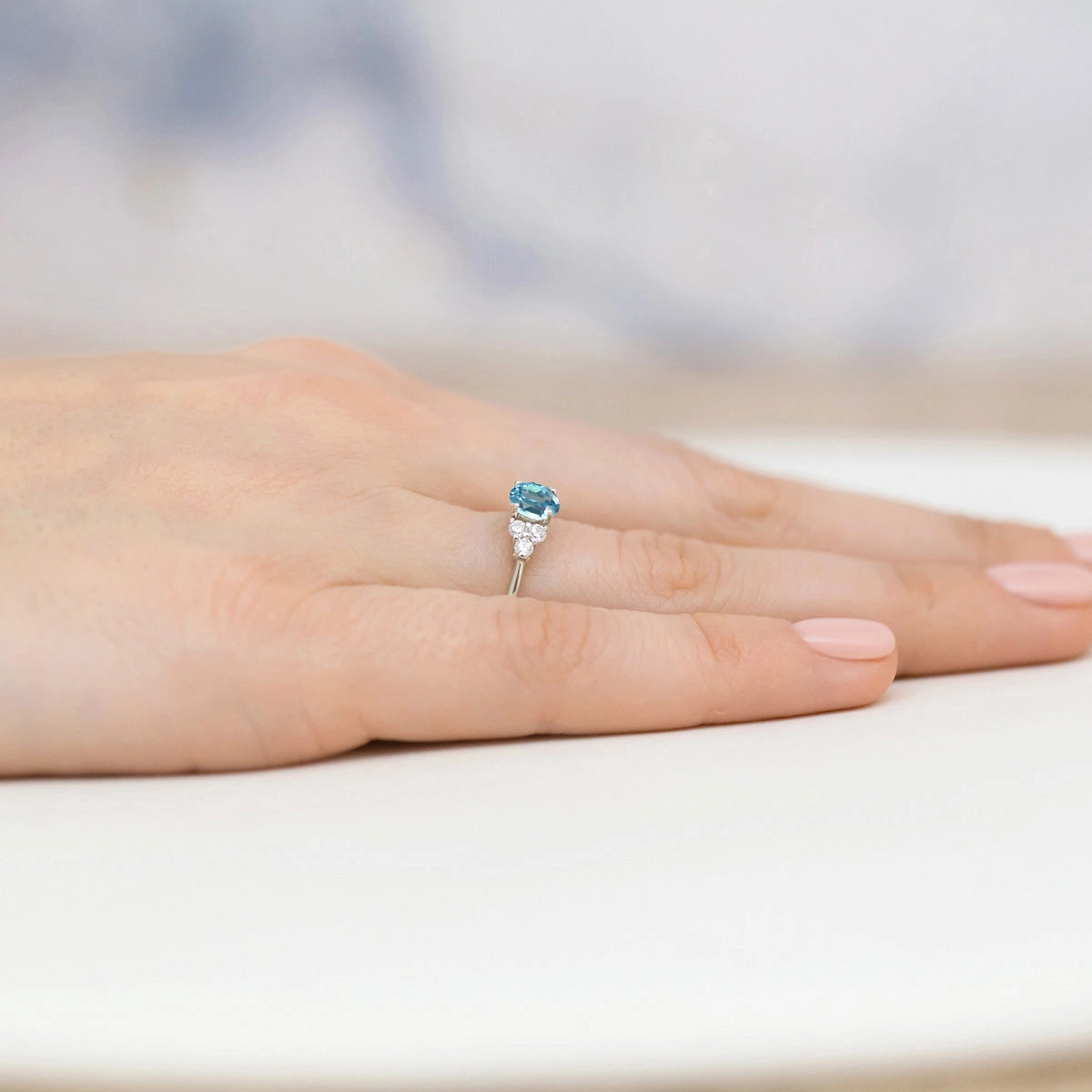 Postranný prsteň s diamantom z bieleho 14k zlata s topásom Swiss Blue 0,50 ct a diamantmi 0,18 ct