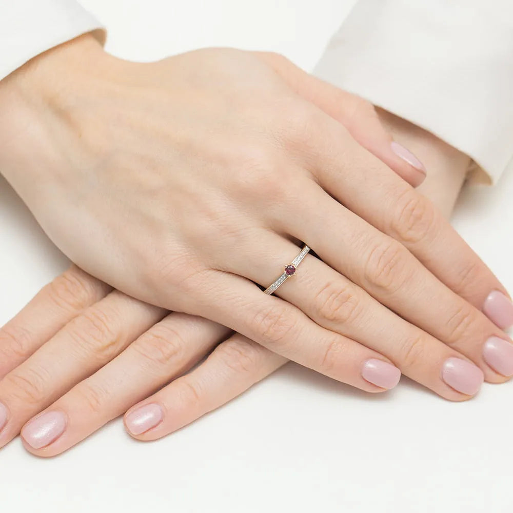 zlatý prsteň s 0,15 ct rubínom a 0,07 ct diamantmi w0459-rur-01