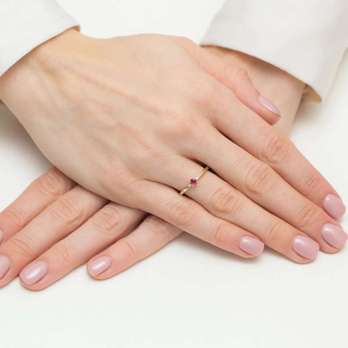 zlatý prsteň s 0,15 ct rubínom a 0,01 ct diamantmi w0464-rur-01