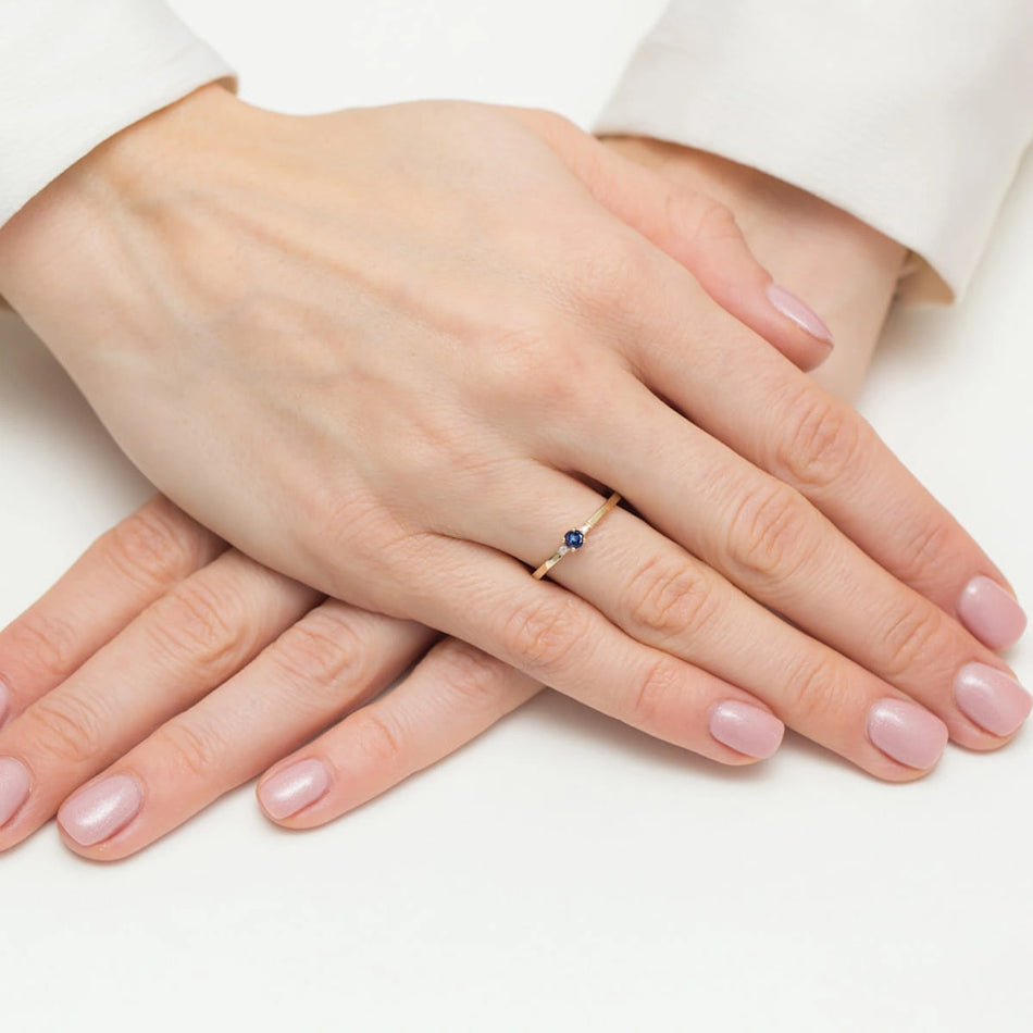 Zlatý prsteň s 0,15 ct zafírom a 0,01 ct diamantmi