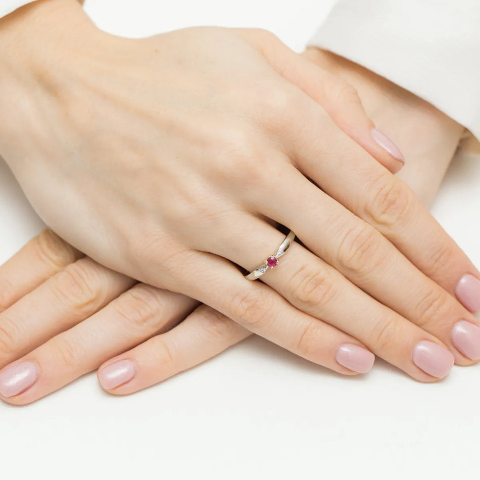 zlatý prsteň s 0,15 ct rubínom a 0,01 ct diamantmi w0469-rur-01