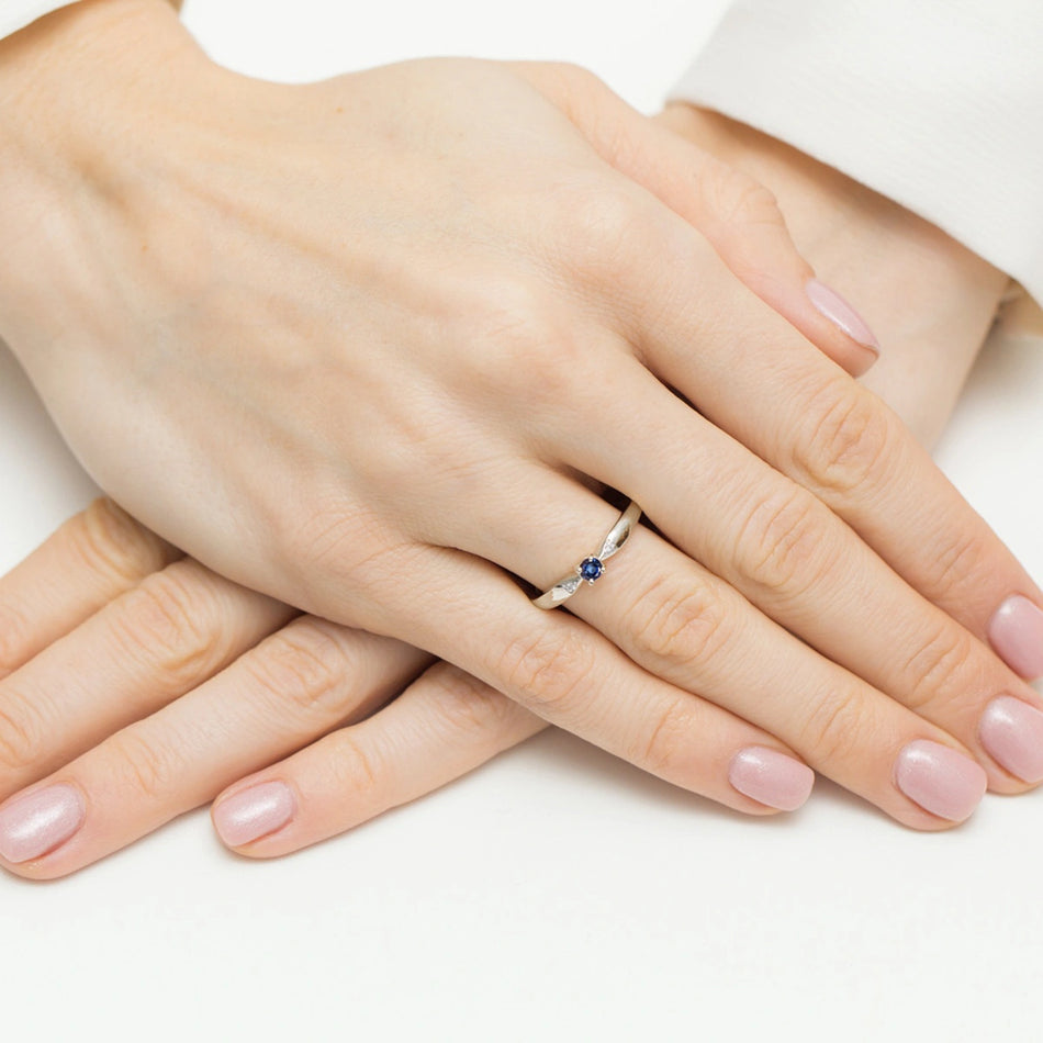 Prsteň z bieleho zlata s 0,15 ct zafírom a 0,01 ct diamantmi