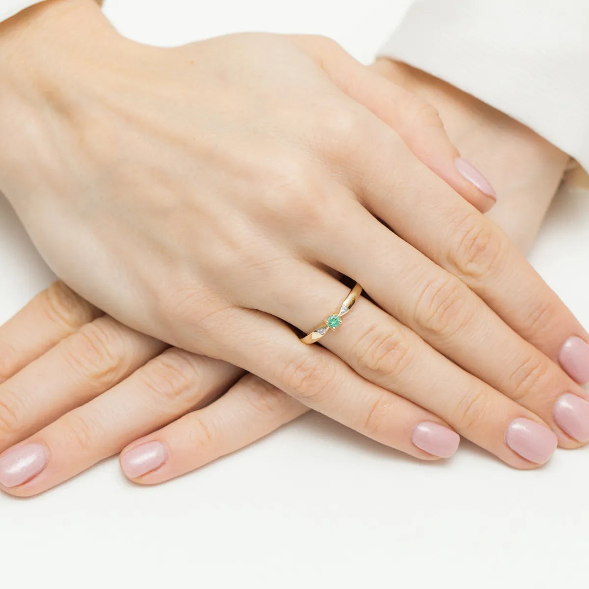 zlatý prsteň s 0,15 ct smaragdom a 0,01 ct diamantmi w0469-emg-01