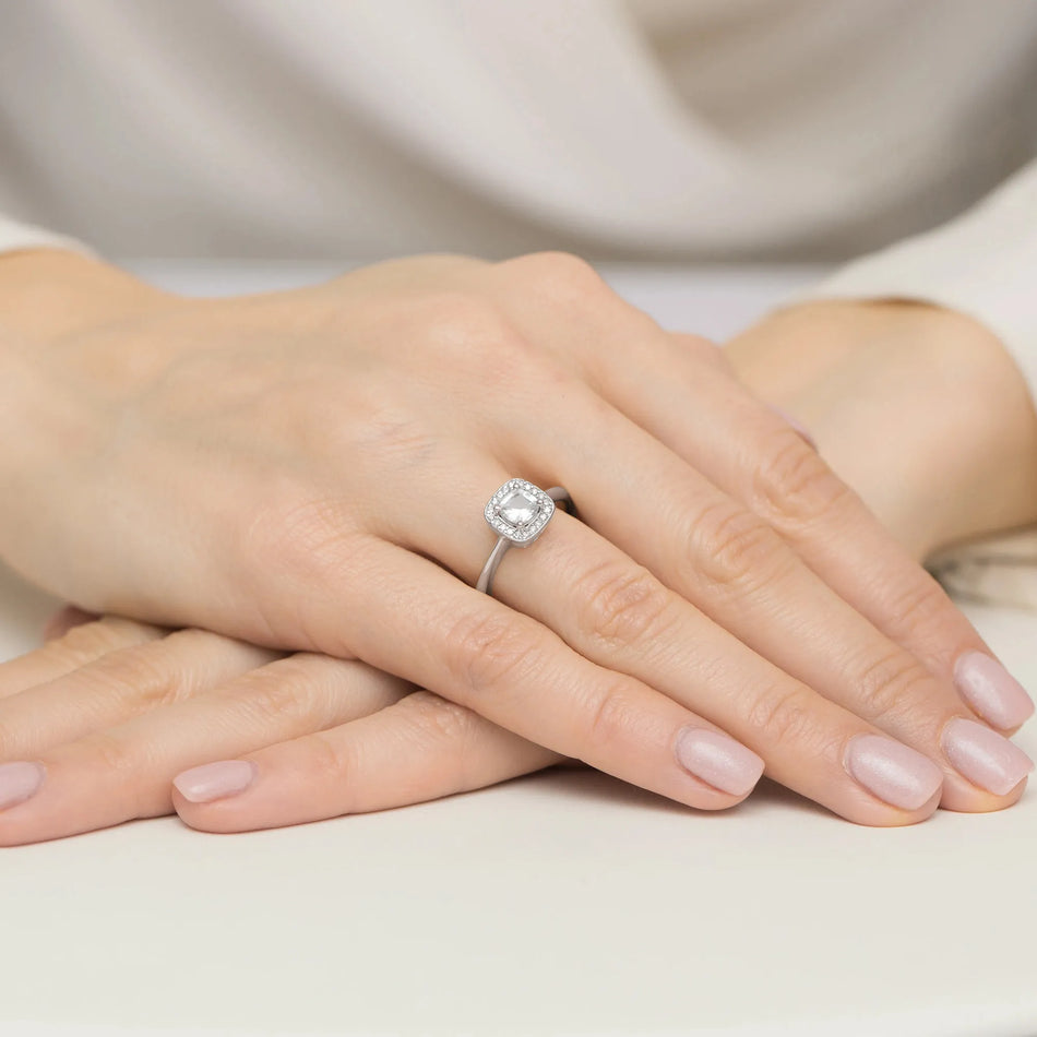 zlatý prsteň s 0,70 ct bielym zafírom a 0,10 ct diamantmi w0514-saw-01