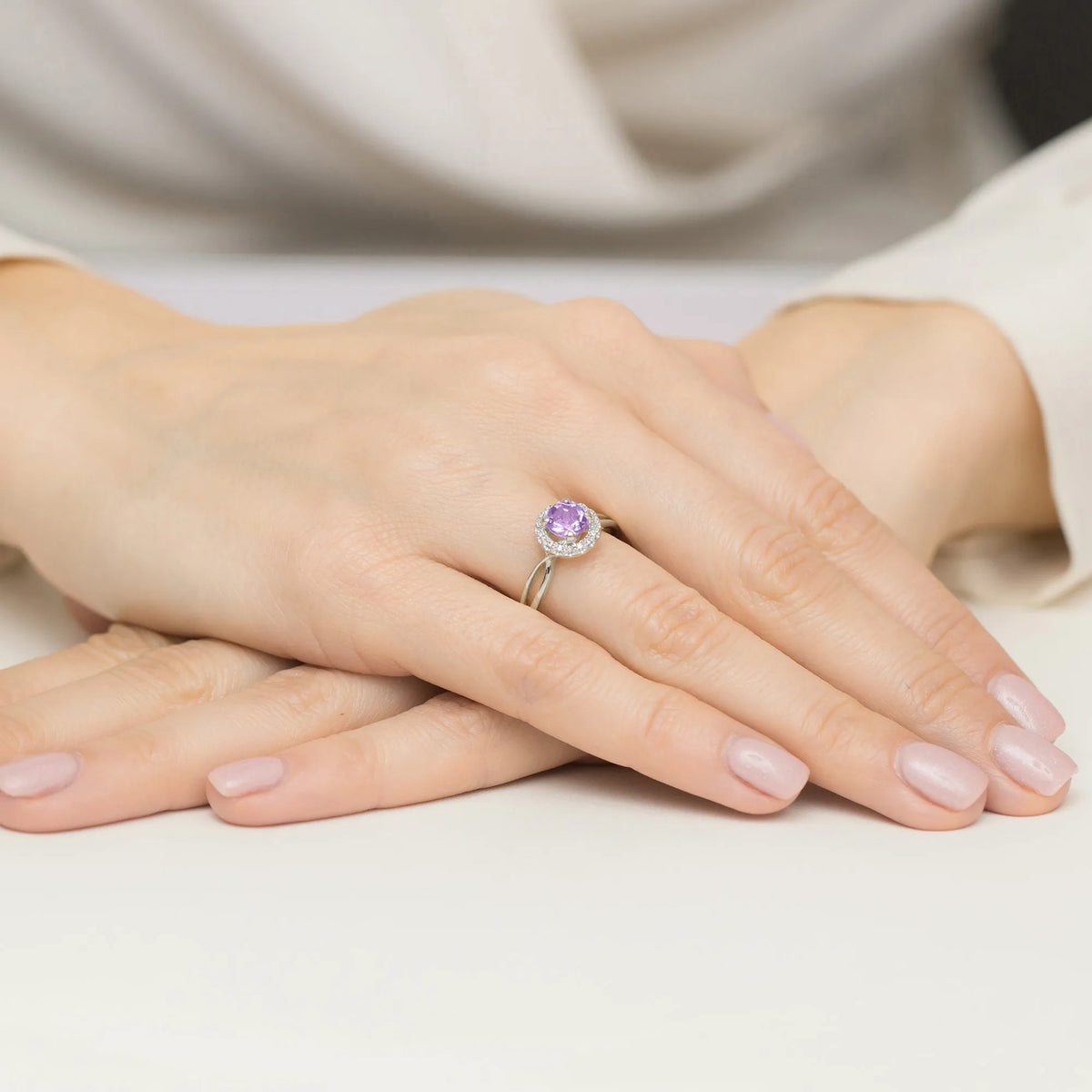 zlatý prsteň s 0,90 ct ametystom a 0,08 ct diamantmi w0538-amv-01