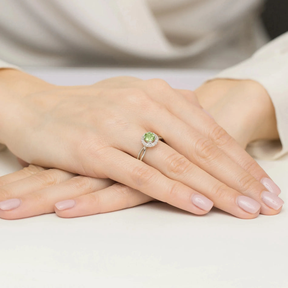 zlatý prsteň s 0,90 ct olivínom a 0,08 ct diamantmi w0538-peg-01