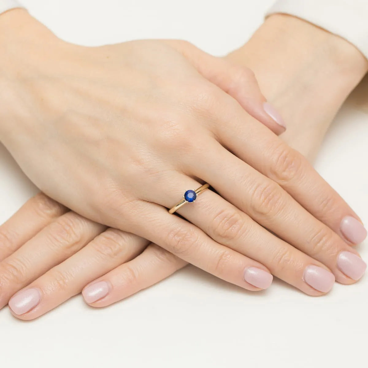 gold-ring-with-sapphire-and-diamonds
