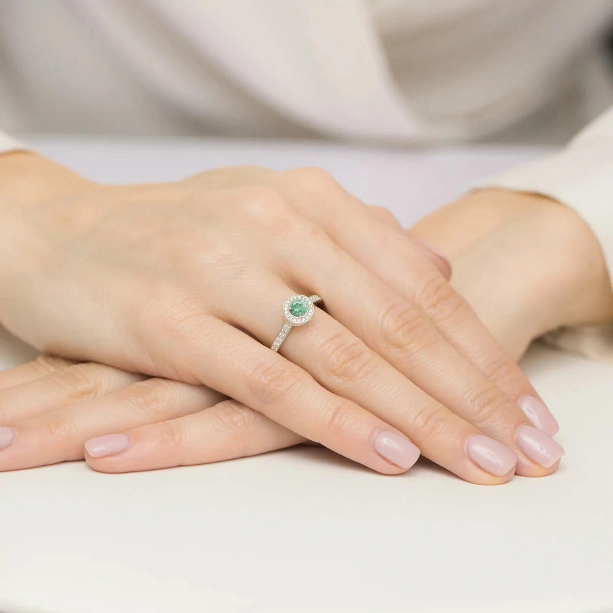 zlatý prsteň s 0,30 ct smaragdom a 0,343 ct postrannými diamantmi w0559-emg-01