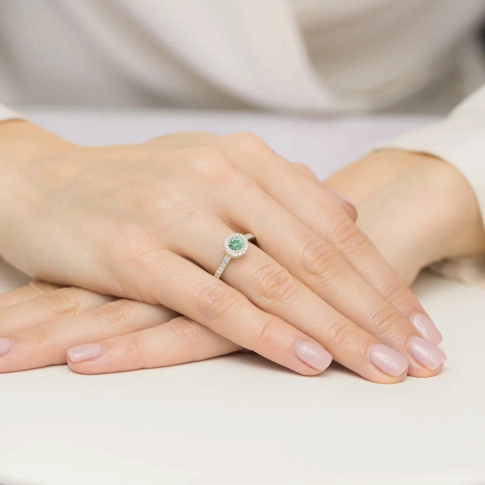 zlatý prsteň s 0,30 ct smaragdom a 0,343 ct postrannými diamantmi w0559-emg-01