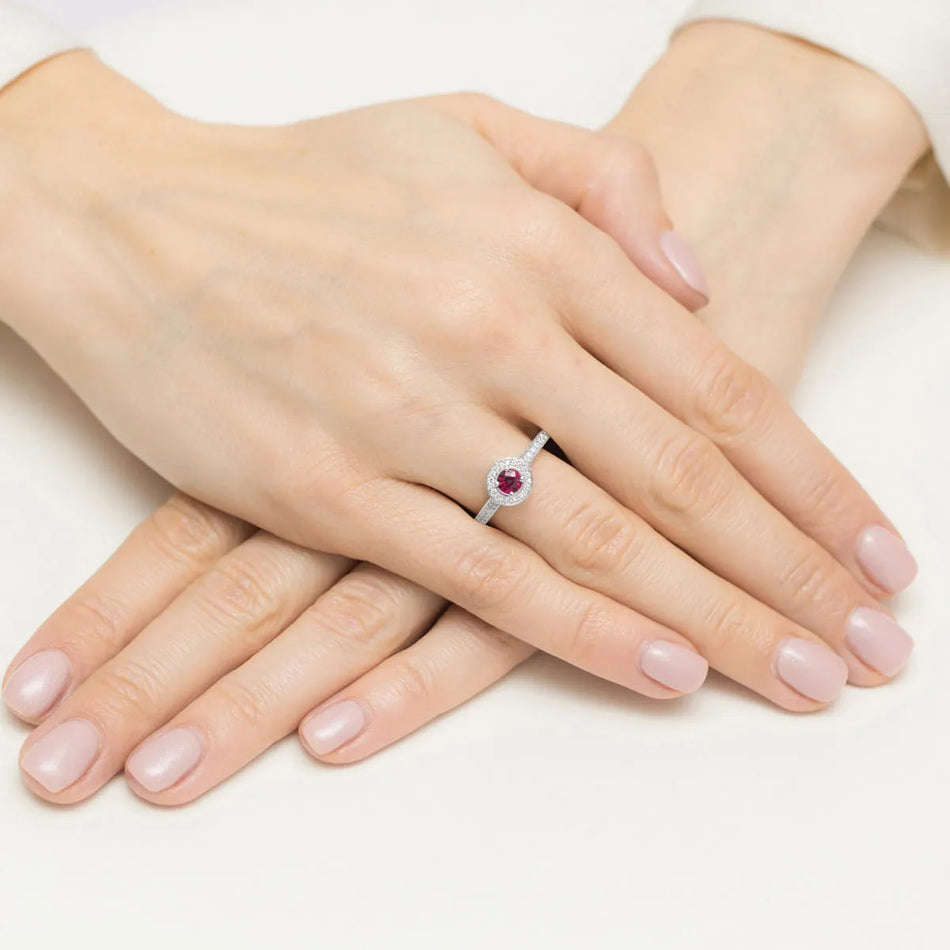 zlatý prsteň s 0,30 ct rubínom a 0,343 ct postrannými diamantmi w0559-rur-01
