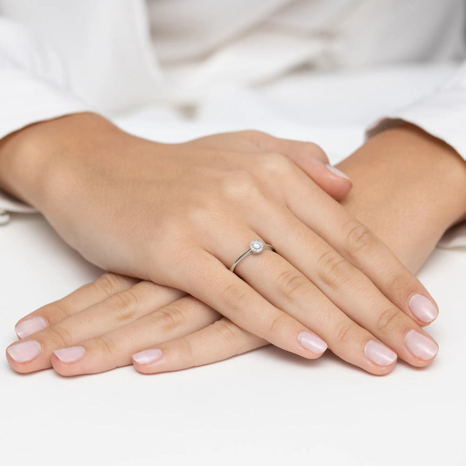 zlatý prsteň s diamantom 0,10 ct a postrannými diamantmi 0,04 ct w0560-diw-01