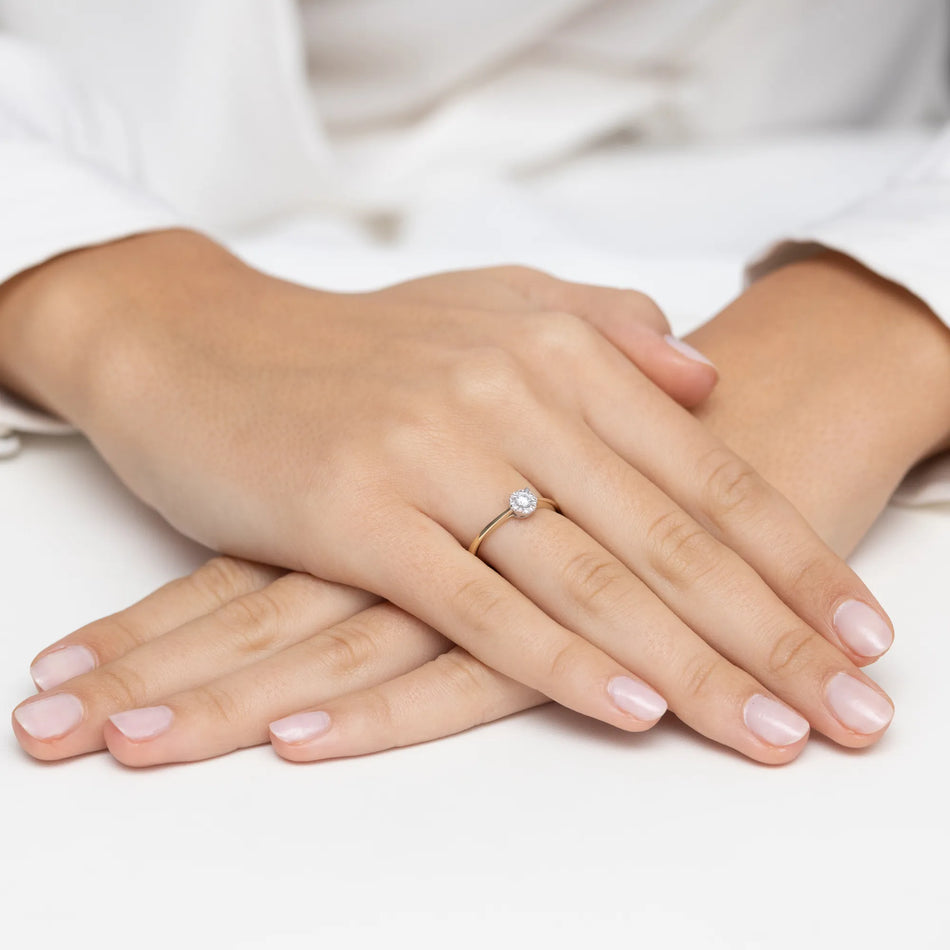 gold-ring-with-0-10ct-diamond-and-0-04ct-sideline-diamonds-w0560-diw-01