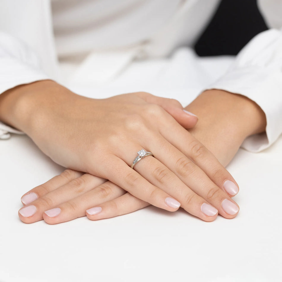 zlatý prsteň s diamantom 0,08 ct a postrannými diamantmi 0,118 ct w0564-diw-01