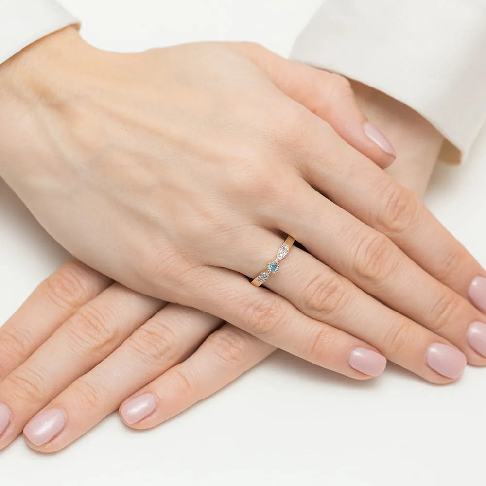 zlatý prsteň s topásom 0,15 ct a diamantmi 0,06 ct w0613-tob-01