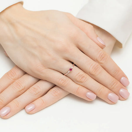 zlatý prsteň s 0,15 ct rubínom a 0,046 ct diamantmi w0614-rur-01