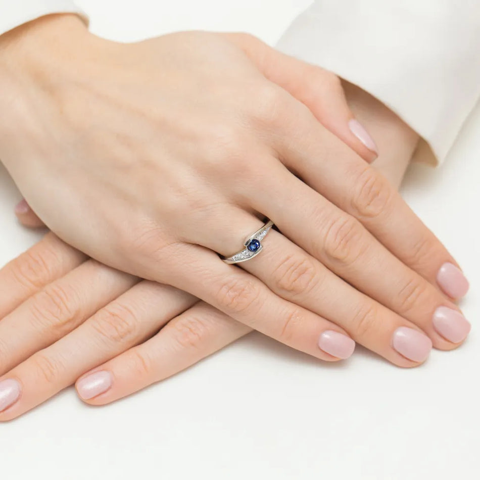 zlatý prsteň s 0,30 ct zafírom a 0,058 ct diamantmi w0618-sab-01