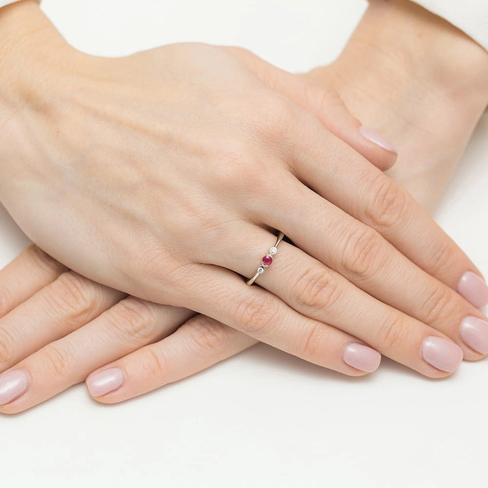 Prsteň z bieleho zlata s rubínom s hmotnosťou 0,15 ct a diamantmi s celkovou hmotnosťou 0,06 ct