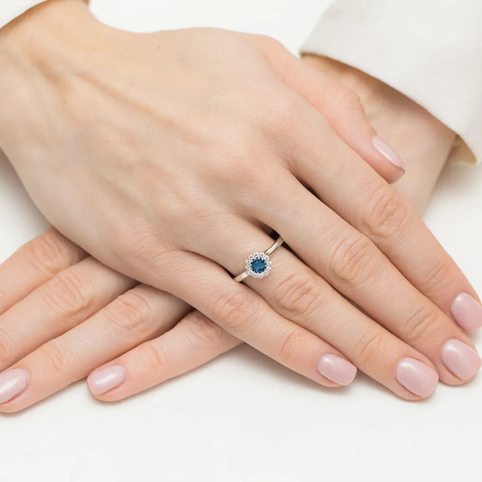 zlatý prsteň s 0,50 ct topásom london blue a 0,103 ct diamantmi w0622-tol-01