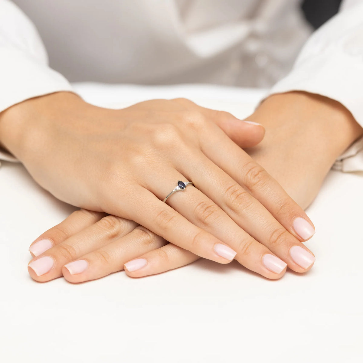 zlatý prsteň s 0,30 ct zafírom a 0,04 ct diamantmi w0681-sab-01