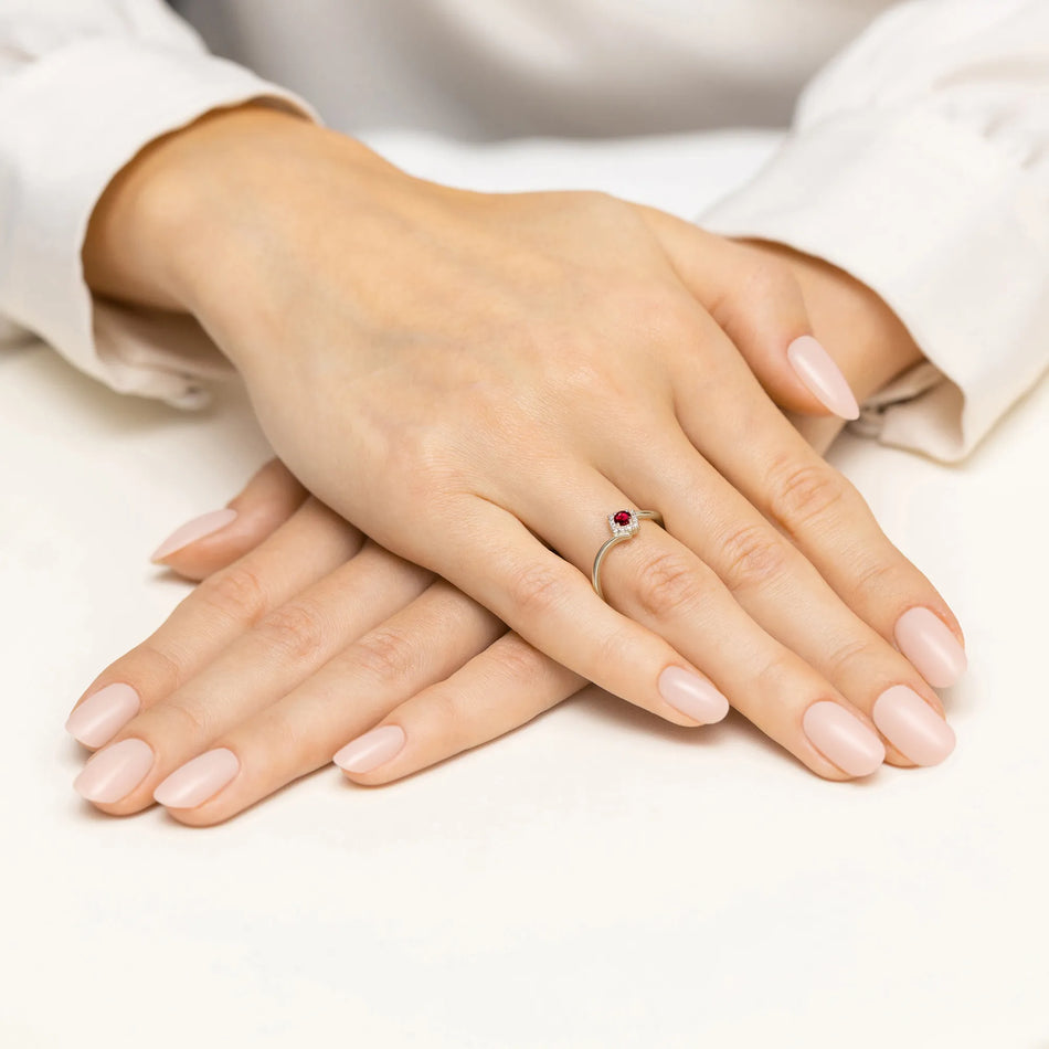 zlatý prsteň s 0,15 ct rubínom a 0,06 ct diamantmi w0702-rur-01