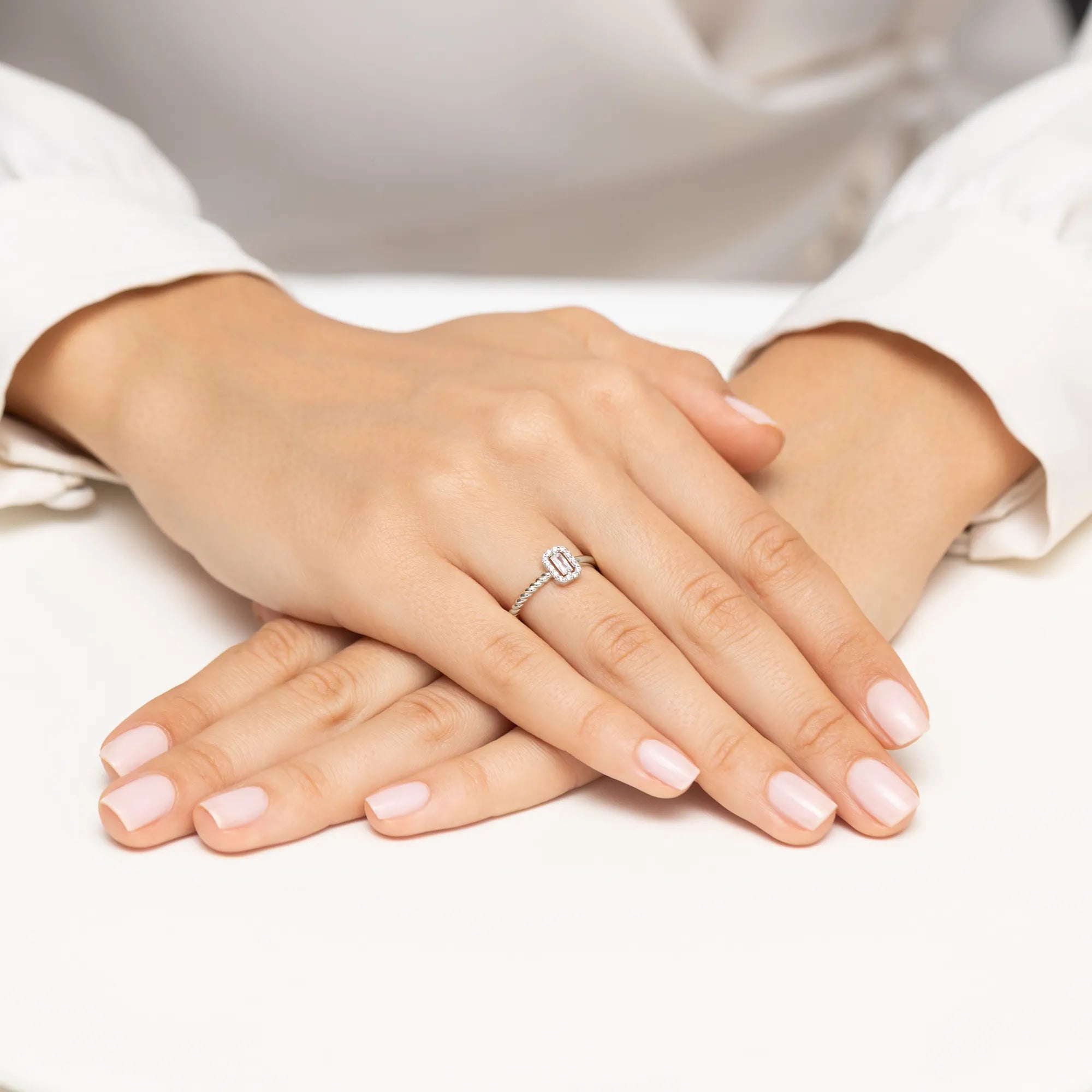 Zásnubný prsteň s diamantmi v 585 bielom zlate