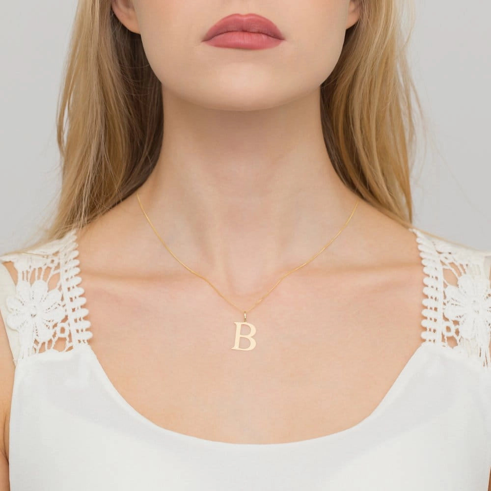 Veľký prívesok zo žltého zlata s iniciálou „B“ a diamantom