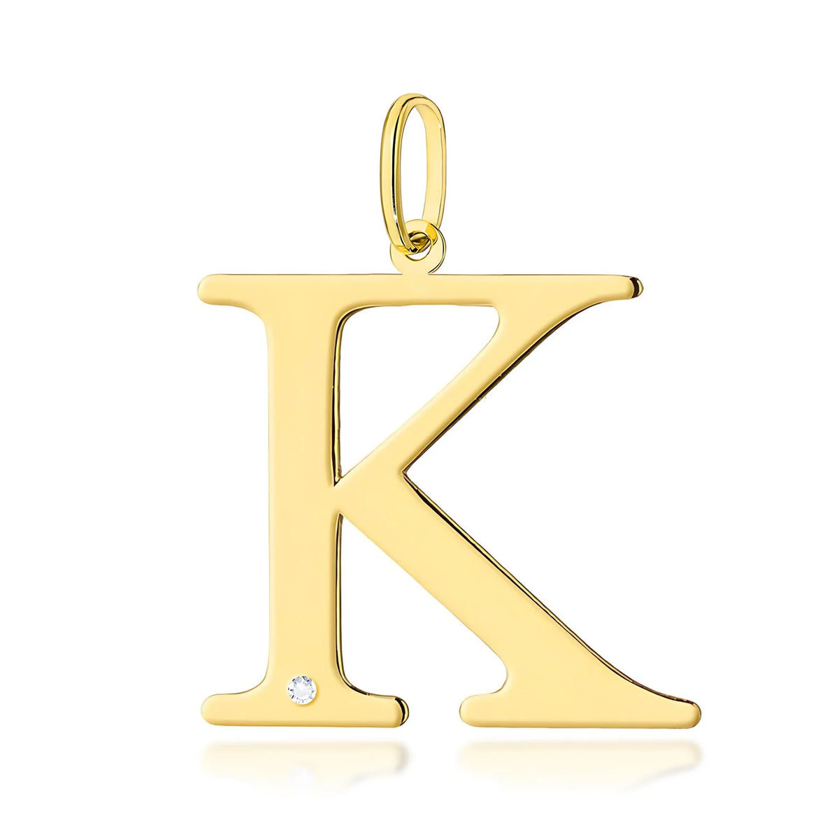 Veľký prívesok zo žltého zlata s iniciálou „K“ a diamantom