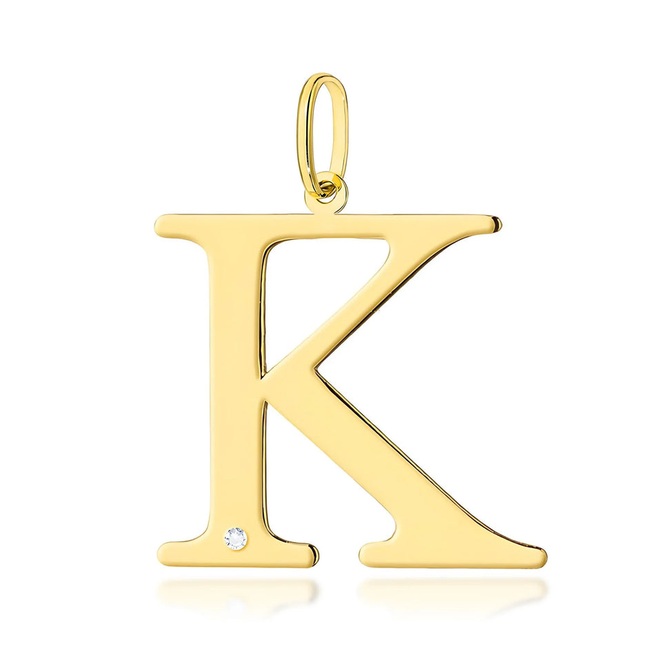 Veľký prívesok zo žltého zlata s iniciálou „K“ a diamantom