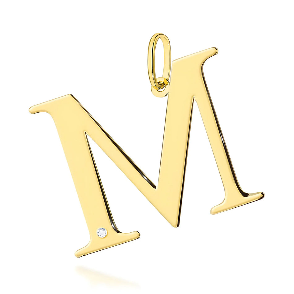 Veľký prívesok zo žltého zlata s iniciálou „M“ a diamantom