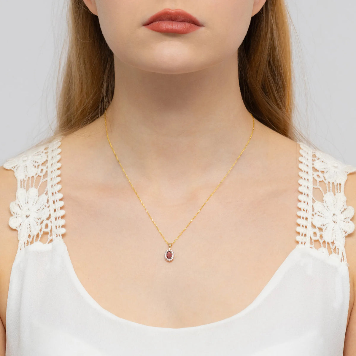 zlatý prívesok s 0,50 ct granátom a 0,12 ct diamantmi z0182-gar-01