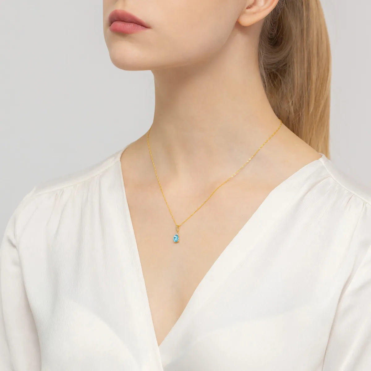 gold-pendant-with-0-90ct-topaz-and-0-026ct-diamonds-z0308-tob-01