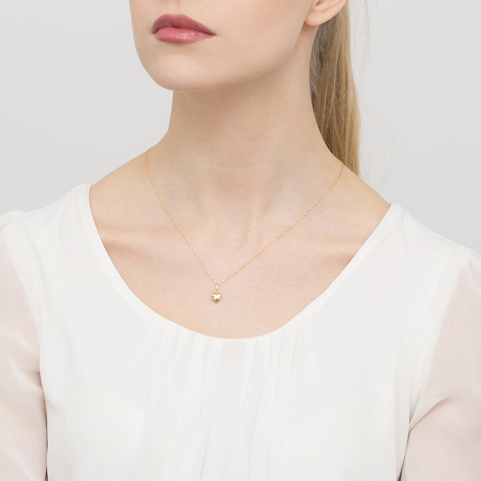 Zlatý náhrdelník so srdcovým príveskom