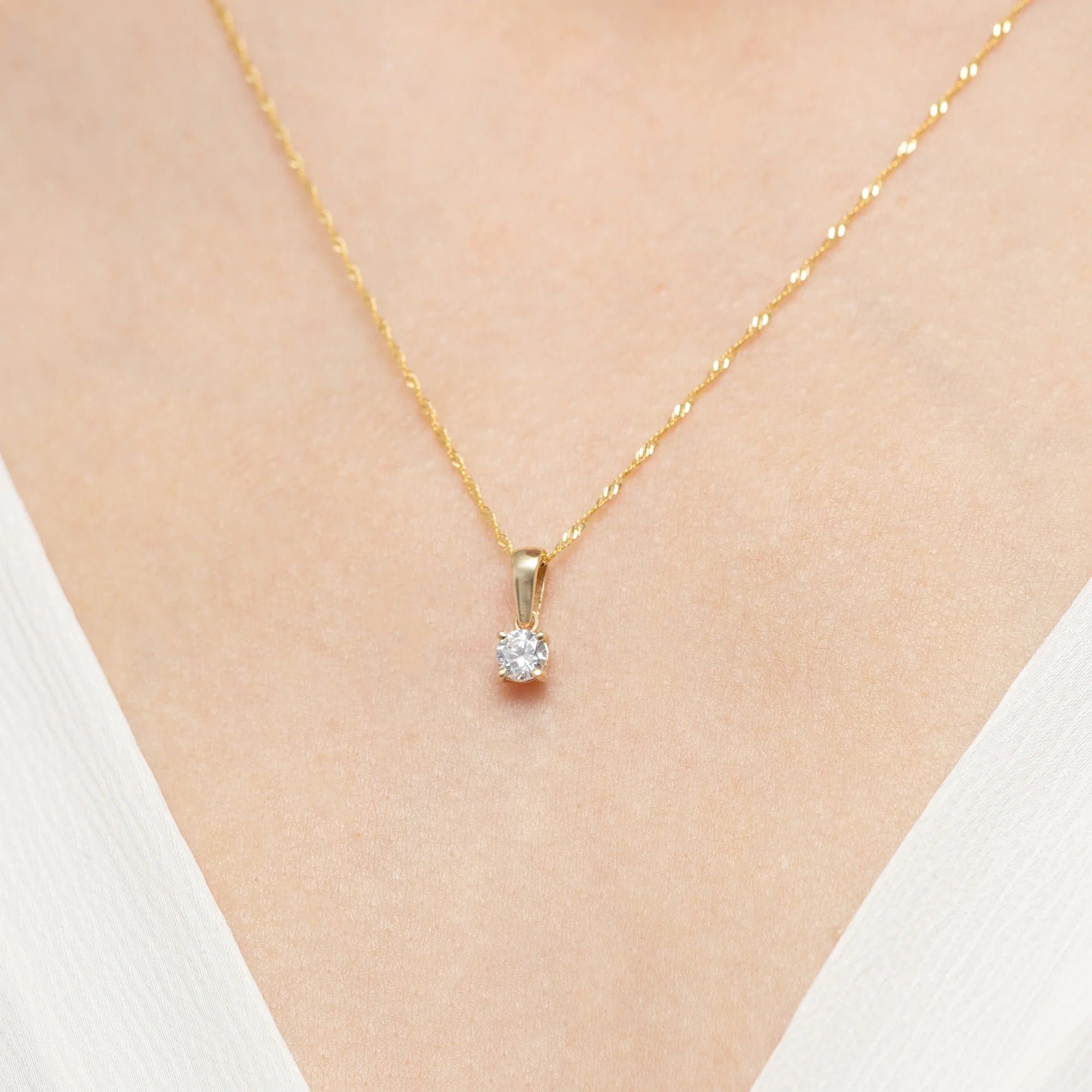 gold-pendant-with-lab-diamonds-z0576-ldw-01