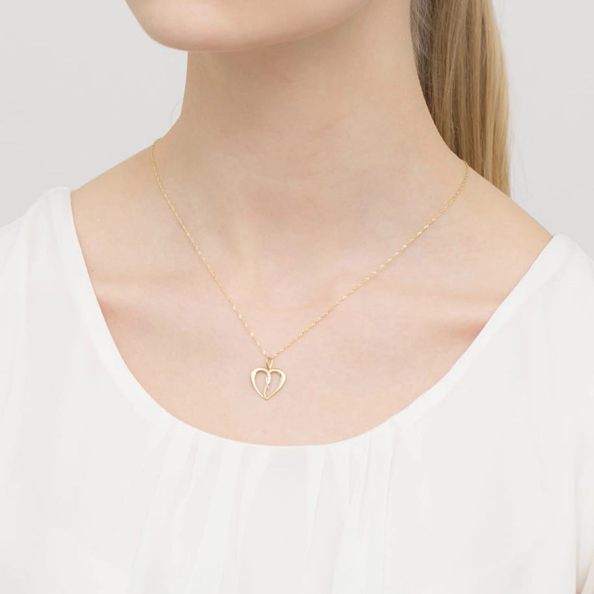 Gold 14k(585) heart-shaped pendant with 0.026ct diamonds. Make someone you love happy.