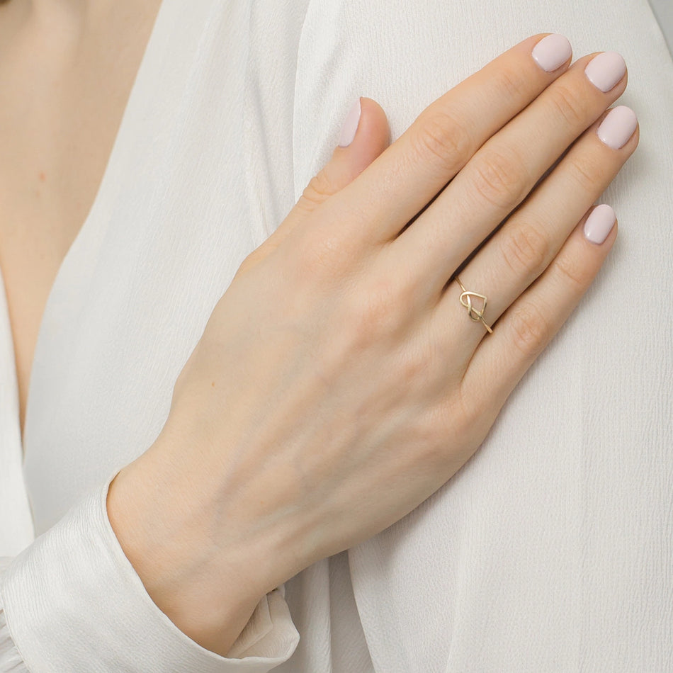 Prsteň zo žltého zlata 14k(585) v tvare srdca. Je zabalený v elegantnej krabičke, ktorá je ideálna na darovanie.