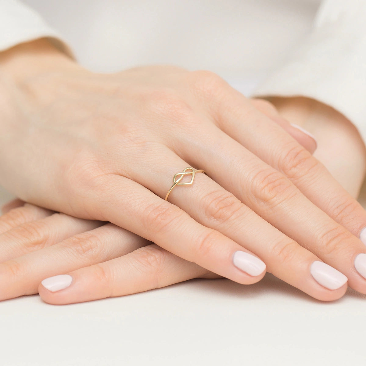 Prsteň zo žltého zlata 14k(585) v tvare srdca. Je zabalený v elegantnej krabičke, ktorá je ideálna na darovanie.