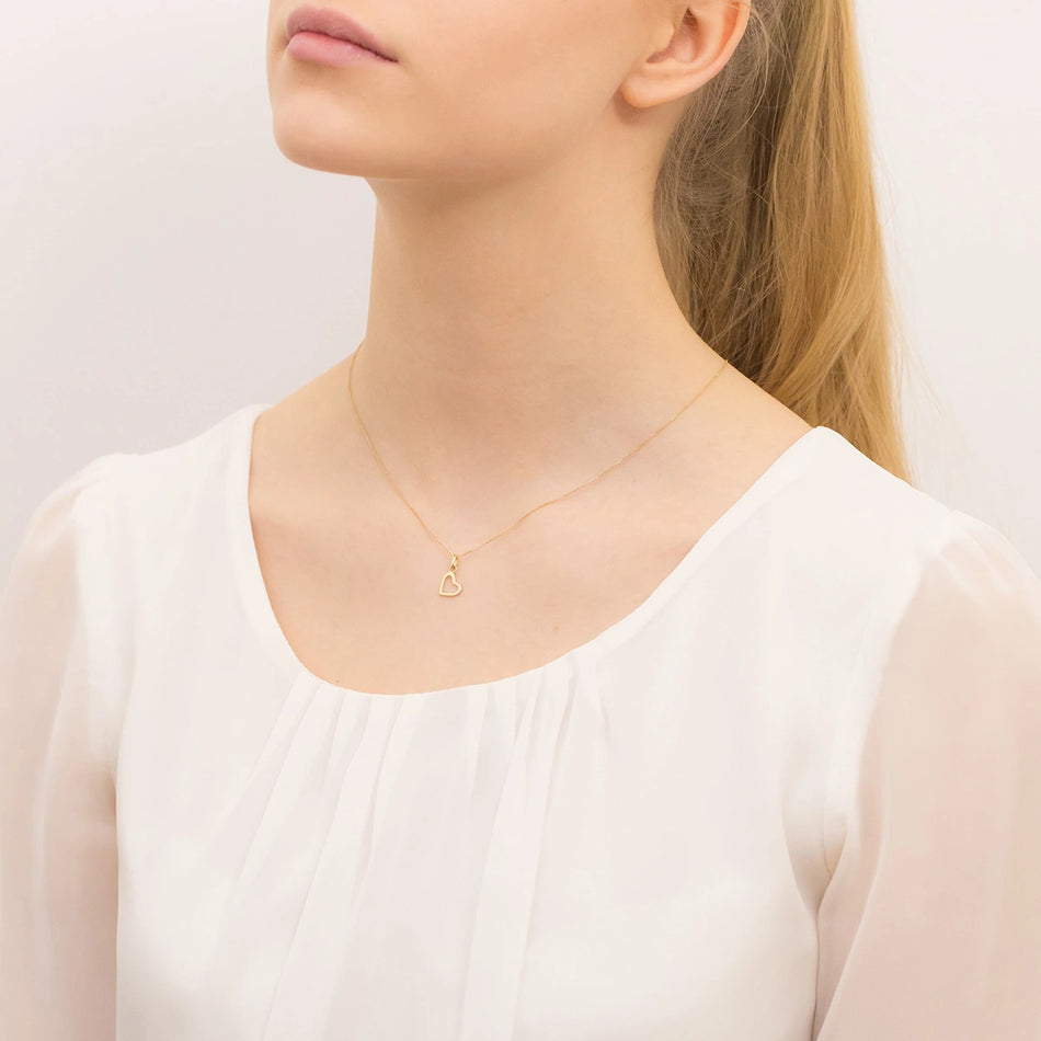 Prívesok zo 8K zlata je nadčasovým vyjadrením elegancie a ženskosti. Perfektný darček pre mamu, sestru, manželku alebo dcéru