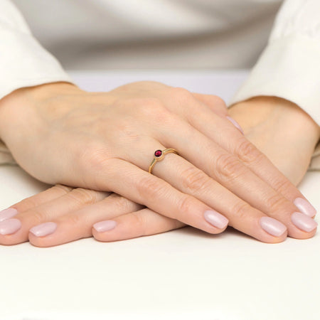 Zlatý prsteň s rubínom 0,30 ct. Tento drahokam spája eleganciu, jemnosť a trvácnosť. Tento prsteň je ideálnou voľbou na zásnuby. Je to elegantný darček.
