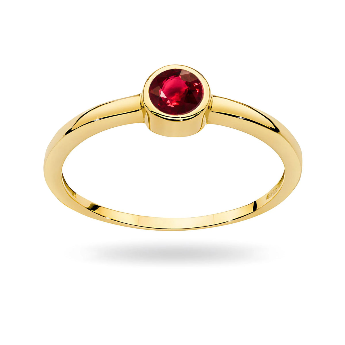 Zlatý prsteň s rubínom 0,30 ct. Tento drahokam spája eleganciu, jemnosť a trvácnosť. Tento prsteň je ideálnou voľbou na zásnuby. Je to elegantný darček.