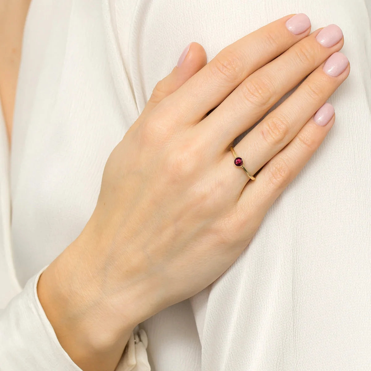 Zlatý prsteň s rubínom 0,30 ct. Tento drahokam spája eleganciu, jemnosť a trvácnosť. Tento prsteň je ideálnou voľbou na zásnuby. Je to elegantný darček.